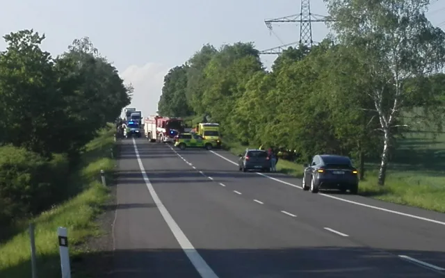 U Selibova na Písecku se srazilo osobní a nákladní auto. Jeden z řidičů je těžce zraněn
