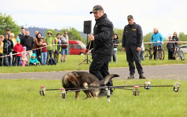 Příslušníci Vojenské policie ukážou, co všechno umí služební psi. Zdroj: archív 25. protiletadlového raketového pluku.