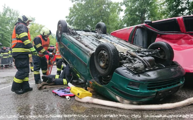 Jihočeští hasiči soutěžili ve vyprošťování zraněných osob z havarovaných vozidel.