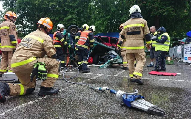 Jihočeští hasiči soutěžili ve vyprošťování zraněných osob z havarovaných vozidel.