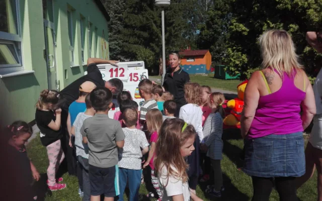 Děti z mateřské školky v Jindřichově Hradci si nacvičili evakuaci