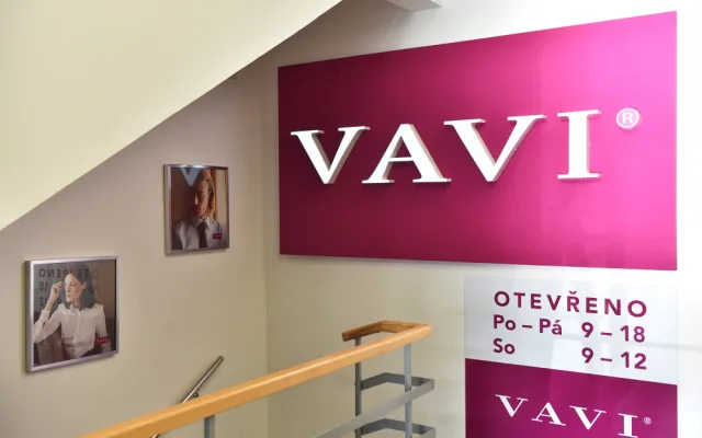Vavi má na budějckém náměstí prodejnu s košilemi. Prostor tohoto obchodu prošel výjimečnou rekonstrukcí a od 1. června bude k dispozici novým nájemníkům. Prodejna s košilemi se totiž kompletně stěhuje na internet.