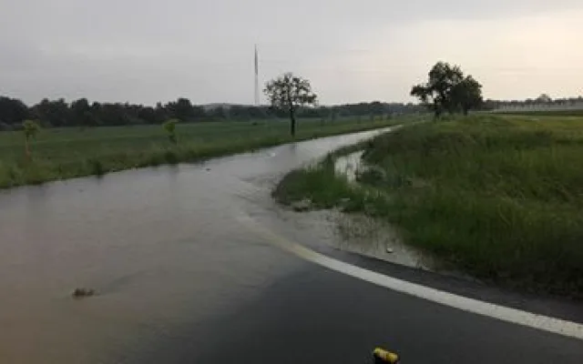 I silnici na Vodňany zaplavila voda.