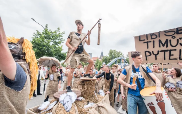 Pětidenní studentský festival Budějovický Majáles je u konce. Pomyslnou třešničkou za nabitým programem byla volba krále. Tím se nakonec stal zástupce Gymnázia J. V. Jirsíka Martin Picek.
