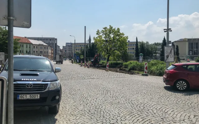 Nové midibusové zastávky vznikají na Senovážném náměstí.