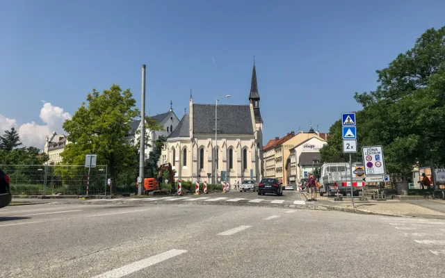Nové midibusové zastávky vznikají na Senovážném náměstí.