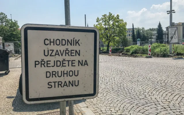 Nové midibusové zastávky vznikají na Senovážném náměstí.