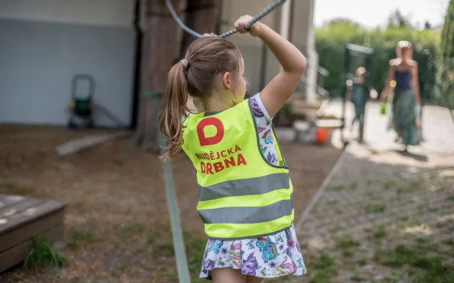 Děti z budějcké mateřské školy budou lépe vidět. Ke Dni dětí dostaly od Drbny nové reflexní vesty.