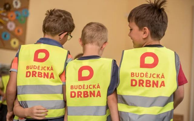 Děti z budějcké mateřské školy budou lépe vidět. Ke Dni dětí dostaly od Drbny nové reflexní vesty.