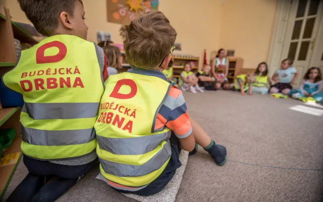 Děti z budějcké mateřské školy budou lépe vidět. Ke Dni dětí dostaly od Drbny nové reflexní vesty.