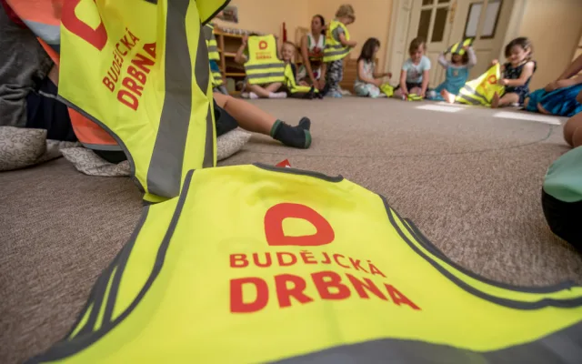 Děti z budějcké mateřské školy budou lépe vidět. Ke Dni dětí dostaly od Drbny nové reflexní vesty.