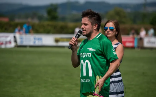Fotbalová exhibice, neboli také Pomáháme fotbalem, nabídla návštěvníkům odpoledne plné sportu, zábavy a koncertů. V hlavním programu se ve fotbale utkaly Mádl Team a Real Top Praha.