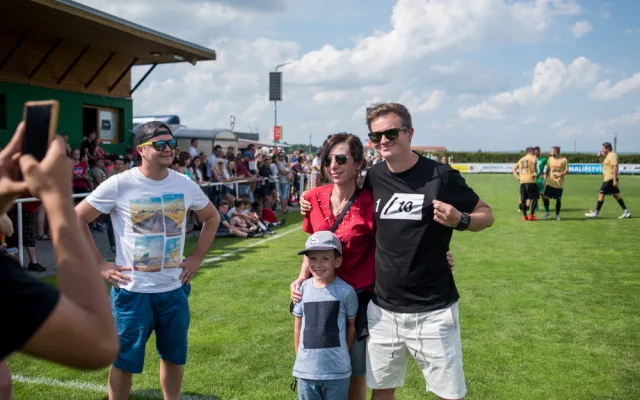 Fotbalová exhibice, neboli také Pomáháme fotbalem, nabídla návštěvníkům odpoledne plné sportu, zábavy a koncertů. V hlavním programu se ve fotbale utkaly Mádl Team a Real Top Praha.