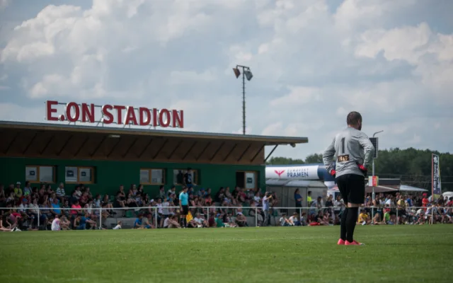 Fotbalová exhibice, neboli také Pomáháme fotbalem, nabídla návštěvníkům odpoledne plné sportu, zábavy a koncertů. V hlavním programu se ve fotbale utkaly Mádl Team a Real Top Praha.