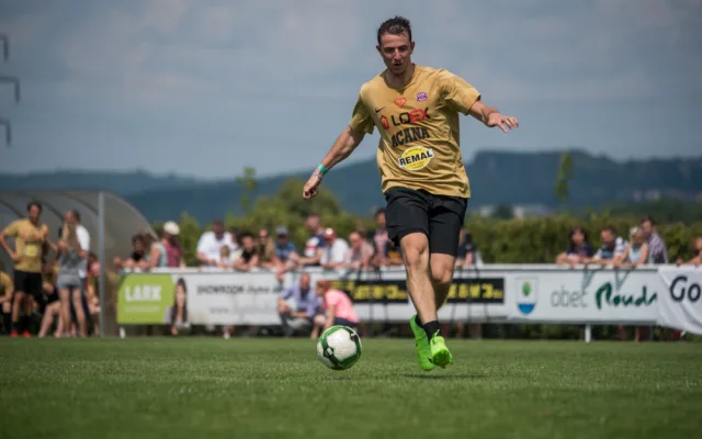 Fotbalová exhibice, neboli také Pomáháme fotbalem, nabídla návštěvníkům odpoledne plné sportu, zábavy a koncertů. V hlavním programu se ve fotbale utkaly Mádl Team a Real Top Praha.