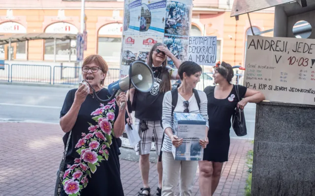 Předseda vlády dorazil do Budějc. Lidé ho uvítali protibabišovskými pokřiky.