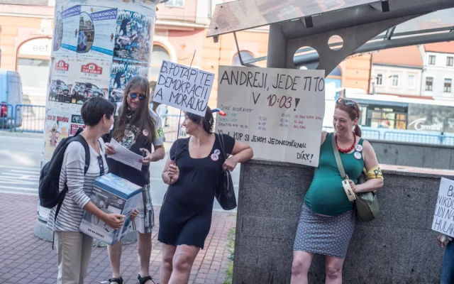Předseda vlády dorazil do Budějc. Lidé ho uvítali protibabišovskými pokřiky.