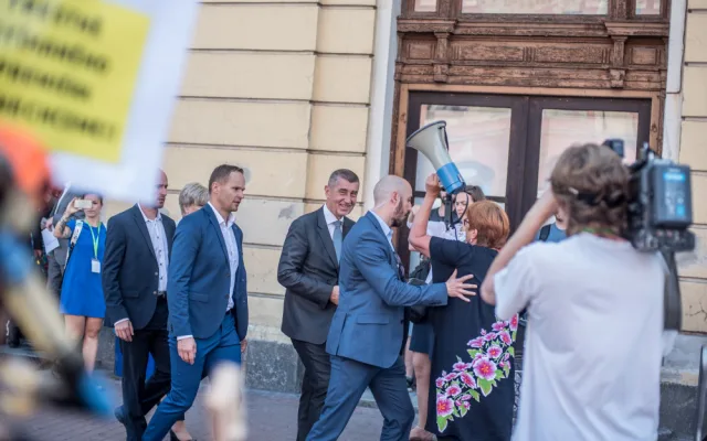 Předseda vlády dorazil do Budějc. Lidé ho uvítali protibabišovskými pokřiky.