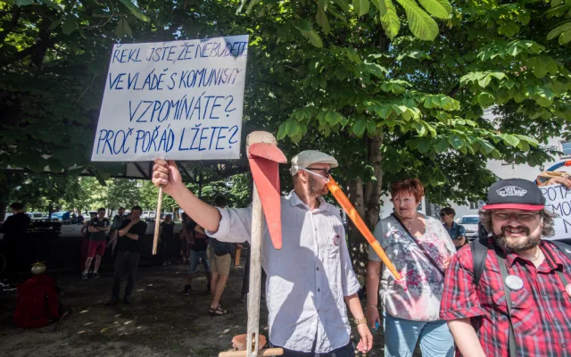Návštěvu vlády v demisi provázely demonstrace.