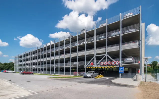 Budějcký závod společnosti Robert Bosch otevřel parkovací dům.