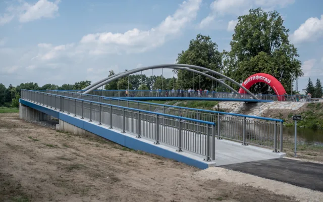 Nová lávka u Meteoru je otevřena. Pokračování cyklostezky ale brání výkup pozemků