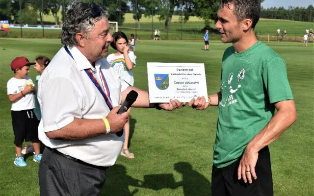Starosta Olešníka Jaroslav Pavlica udělil Lafatovi čestné občanství.