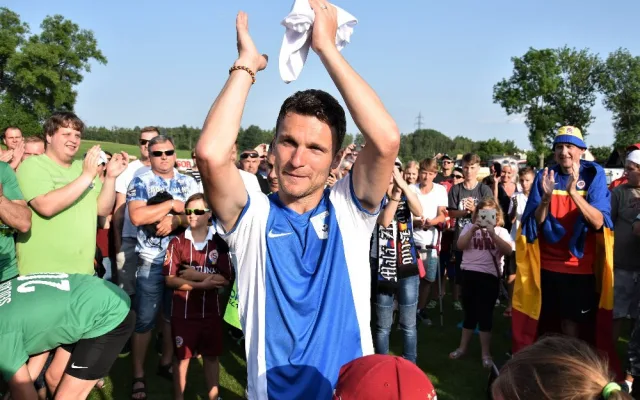 Góly bude dávat už jen v modrobílém trikotu FK Olešník, který vyfasoval od předsedy klubu Slavomíra Vařáka.