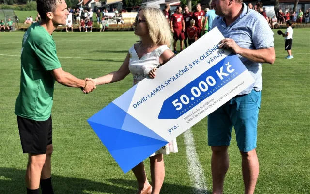 David Lafata společně s domácím klubem vybrali pro nadaci Haima Č. Budějovice padesát tisíc korun.