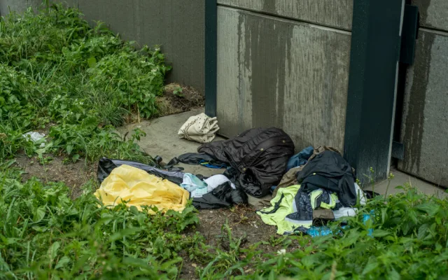 Ještě než stavbaři předali novou protihlukovou stěnu u výpadovky na Písek, která od frekventované čtyřproudové silnice odděluje sídliště Vltava v Budějcích, stačili ji "vyparádit" sprejeři. Je tam i nepořádek.