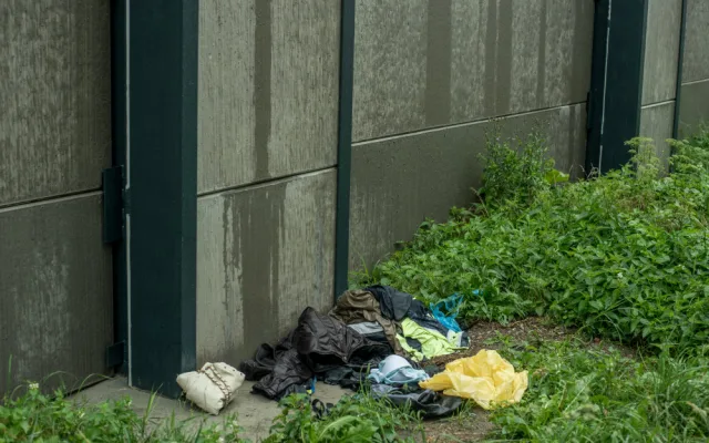 Ještě než stavbaři předali novou protihlukovou stěnu u výpadovky na Písek, která od frekventované čtyřproudové silnice odděluje sídliště Vltava v Budějcích, stačili ji "vyparádit" sprejeři. Je tam i nepořádek.