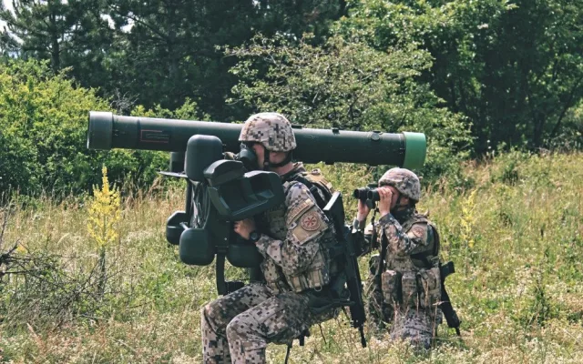 Cvičení se zúčastnili například i příslušníci lotyšských ozbrojených sil s protiletadlovými raketovými komplety RBS-70.
