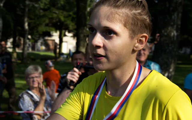Petra Šimáčková, vítězka na 10,5 kilometrů dlouhé trati v cíli závodu.