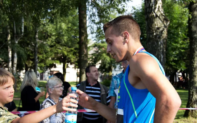 Filip Kašpar, vítěz na 10,5 kilometrů dlouhé trati v cíli závodu.