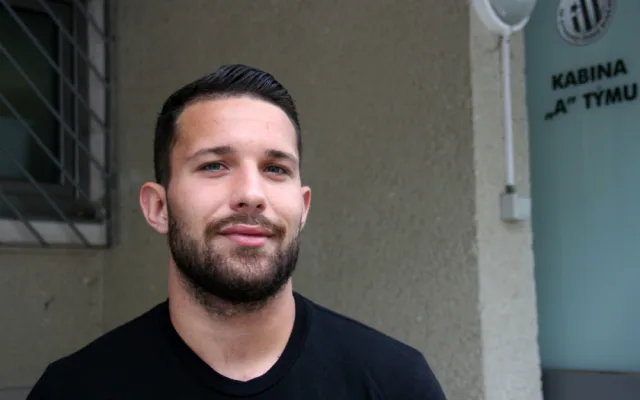 Jedenadvacetiletý Denis Laňka je teplickým odchovancem. Od roku 2015 hostoval v Příbrami, kam v lednu 2016 přestoupil.