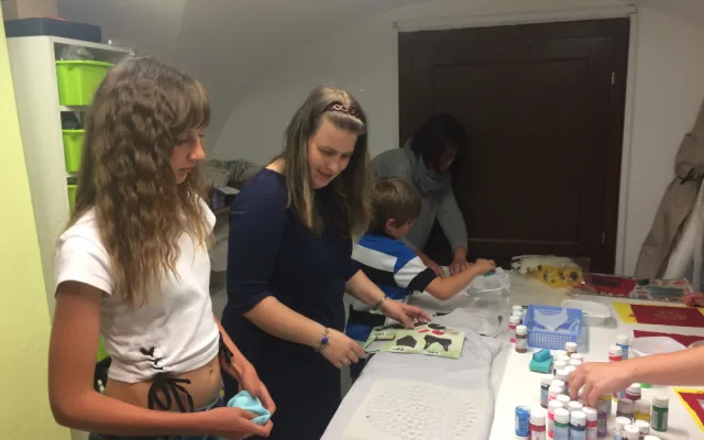 Ateliér Terezy Sabáčkové pomáhá dětem v Kambodži. Koupí jejich polštářku můžete přispět i vy.