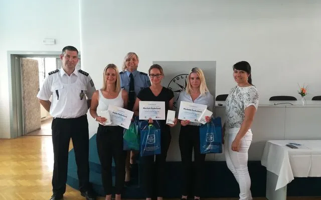 Petra, Martina a Markéta Prokešovy z Římova na byly oceněny titulem Gentleman silnic za záchranu životů při hromadné dopravní nehodě. Převzaly jej z rukou zástupkyně České pojišťovny Ivany Buriánkové a vedoucího dopravního inspektorátu v Českém Krumlově J
