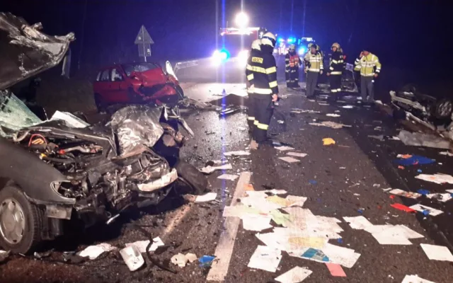 Lidský život vyhasl dnes, ve čtvrtek 11. ledna, při dopravní nehodě na hlavním tahu z Českých Budějovic do Rakouska. Při havárii pěti aut u Hubenova, mezi Kaplicí a Kaplicí nádraží, se dalších šest lidí zranilo.