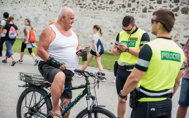 Bezpečně na kole je název dvoudenní krajské dopravně bezpečnostní policejní akce zaměřené na cyklisty na jihu Čech. Policejní cyklohlídka kontrolovala cyklisty v Českých Budějovicích.