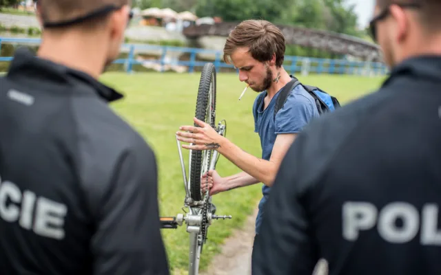 Bezpečně na kole je název dvoudenní krajské dopravně bezpečnostní policejní akce zaměřené na cyklisty na jihu Čech. Policejní cyklohlídka kontrolovala cyklisty v Českých Budějovicích.