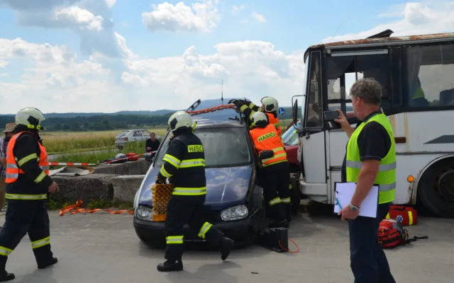 Hasiči, policisté a zdravotní záchranáři nacvičovali zásah u nehody autobusu.