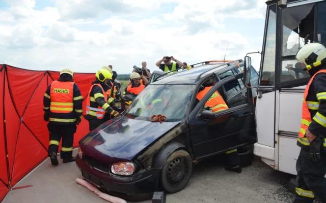 Hasiči, policisté a zdravotní záchranáři nacvičovali zásah u nehody autobusu.