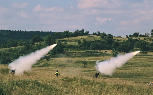 Ničení cíle salvou z protiletadlových raketových kompletů S-2M.