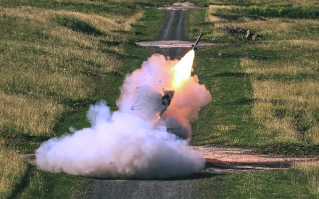 Výstřel rakety z protiletadlového raketového kompletu S-10M2D.