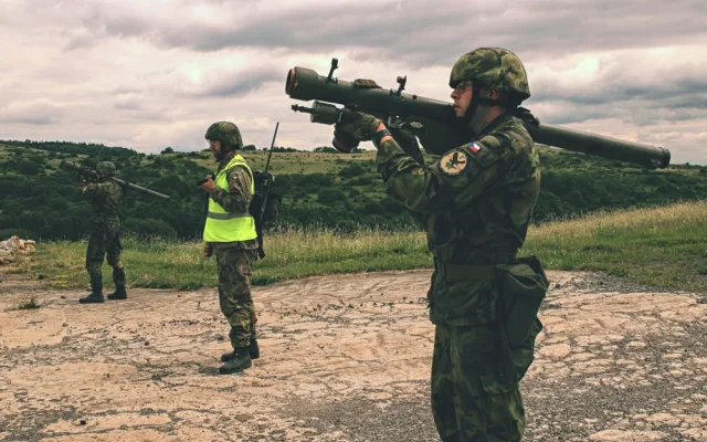 Vojáci během nácviku na bojové střelby z protiletadlových raketových kompletů S-2M.