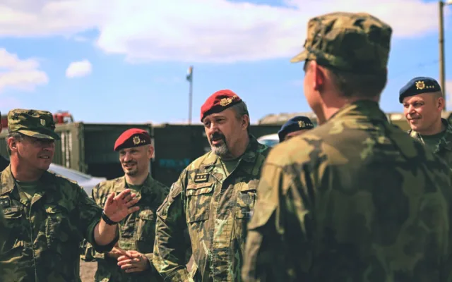 Vojáky při bojových střelbách navštívil náčelník Generálního štábu Armády ČR generálporučík Aleš Opata.
