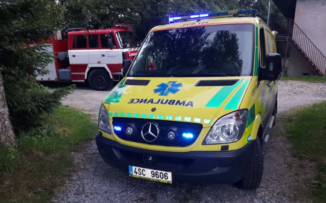 Vítr převrátil na Lipně plachetnici a rybářskou loď. Posádku obou lodí z vody vytáhli záchranáři