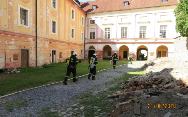 Hasiči absolvovali prověřovací i taktická cvičení na zámku i ve škole.