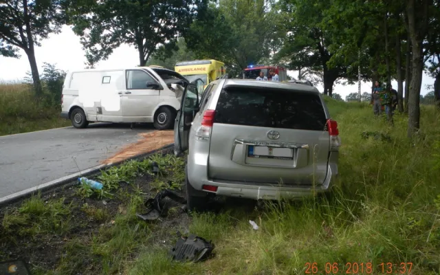Tři zraněné osoby si vyžádala dopravní nehoda osobního automobilu a dodávky včera, ve středu 27. června.