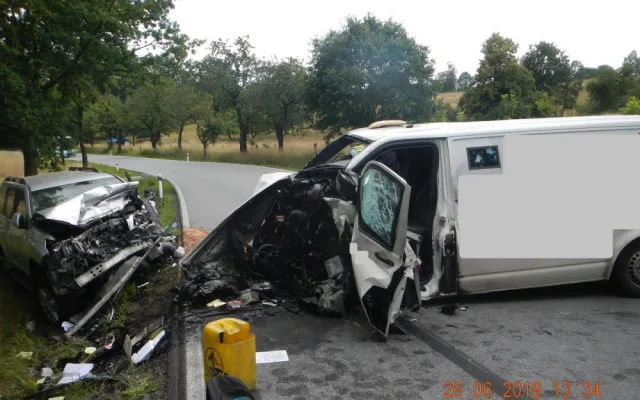 Tři zraněné osoby si vyžádala dopravní nehoda osobního automobilu a dodávky včera, ve středu 27. června.