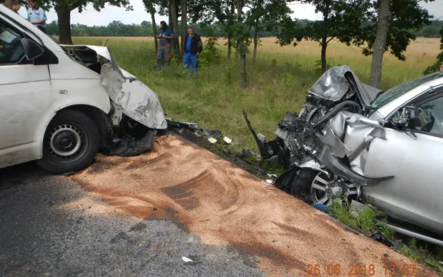 Tři zraněné osoby si vyžádala dopravní nehoda osobního automobilu a dodávky včera, ve středu 27. června.